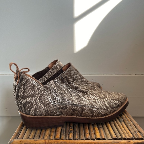 Gentle Souls Snakeskin Embossed Leather Bootie Size 6 New - Picture 11 of 11